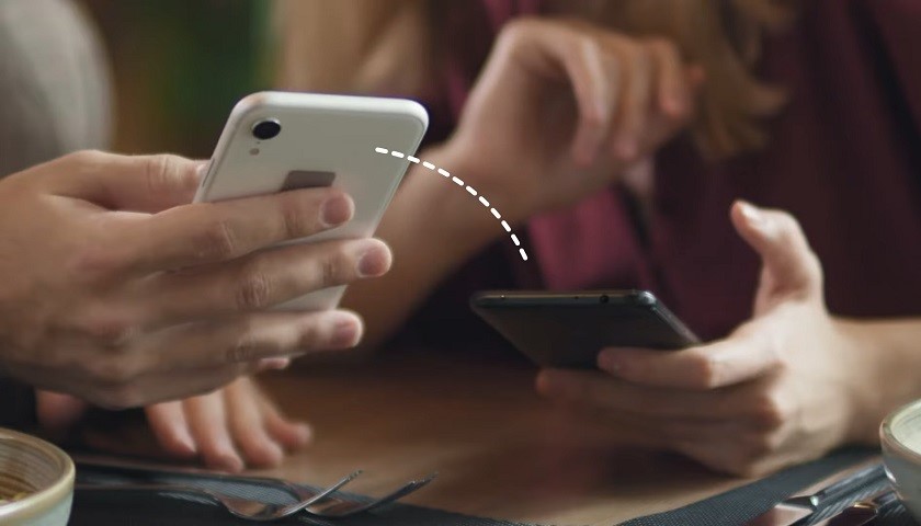 Due persone scambiano soldi con l'euro digitale