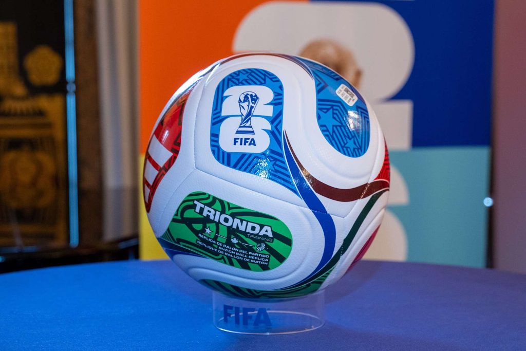 Pallone ufficiale Trionda del Mondiale FIFA 2026 su base espositiva