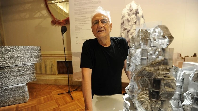 Frank Gehry con il modello del Parc des Ateliers - Fonte foto: Forgemind ArchiMedia via Flickr