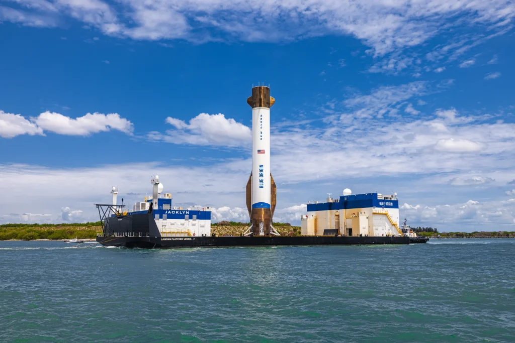 Il razzo New Glenn di Blue Origin sulla chiatta "Landing Platform Vessel 1" al rientro dal lancio, con il booster verticale a bordo dell'imbarcazione Jacklyn.