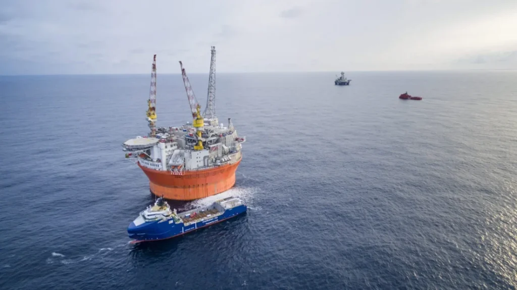 una foto di una petroliera in mezzo al mare di Var Energi