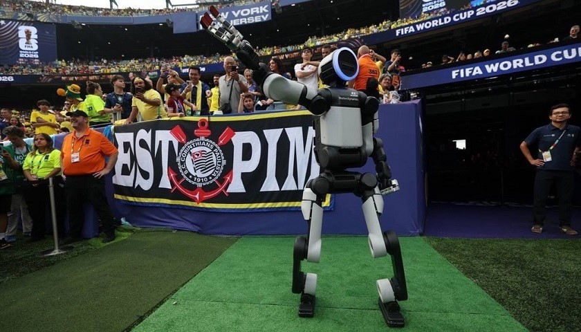 Il robot Atlas di Hyundai si esibisce ai Mondiali 2026 nell'intervallo della partita Brasile-Norvegia