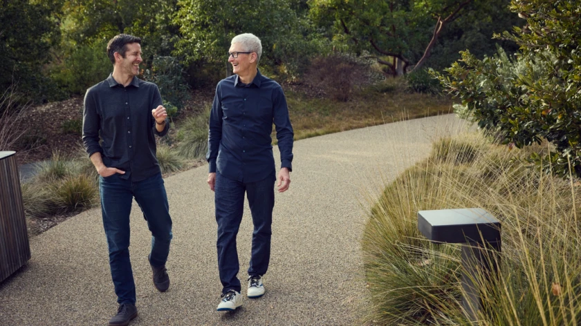 John Ternus, a sinistra, Tim Cook, a destra, discutono camminando nei giardini davanti alla sede di Apple