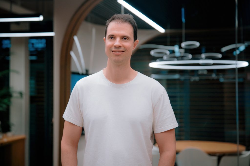 Luca Ferrari, ceo di Bending Spoons, in maglietta bianca all'interno degli uffici aziendali