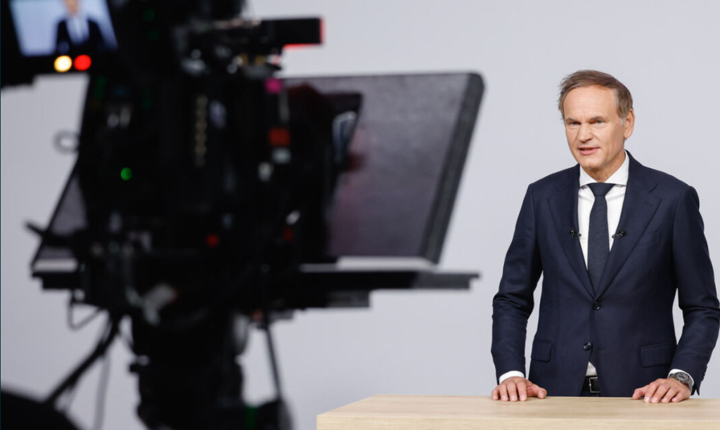 L'amministratore delegato di Volkswagen nel corso di una conferenza stampa. Davanti a lui una telecamera