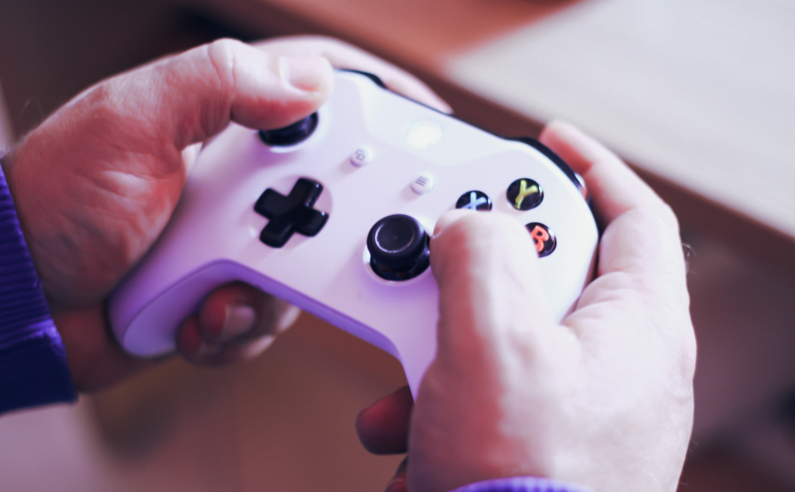 Primo piano di un pad di Xbox mentre viene utilizzato da un giocatore