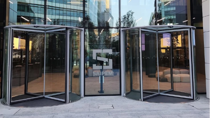 L'ingresso della sede principale di Saipem a Milano