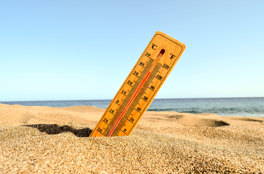 Un termometro infilato nella sabbia segna temperature altissime