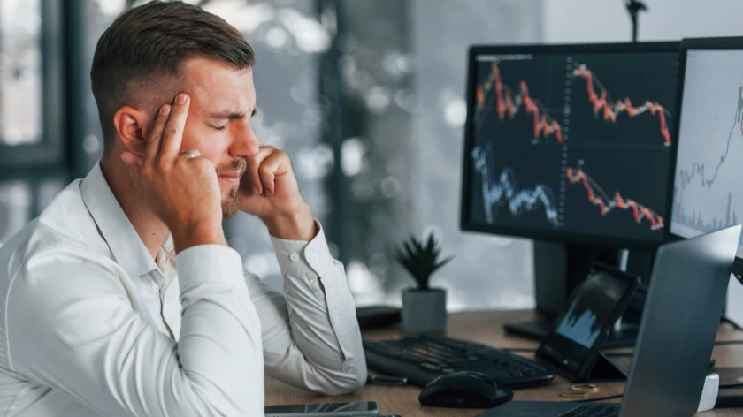 L'immagine di un trader stanco e preoccupato