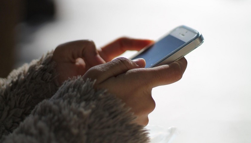 Una persona usa WhatsApp al cellulare