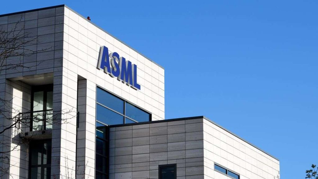 Sede ASML a Veldhoven, Paesi Bassi, con logo aziendale sulla facciata
