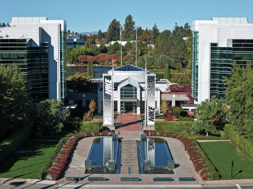 Vista aerea del campus Nike a Beaverton, Oregon, con la Steve Prefontaine Hall, le vasche d'acqua d'ingresso e i due edifici gemelli con il logo Nike