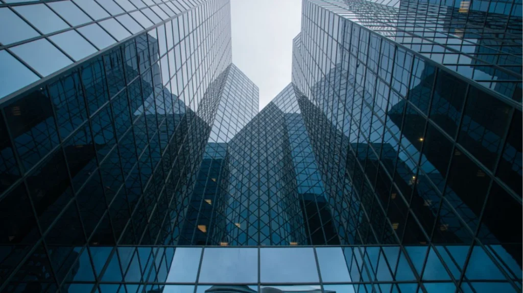 Facciate a specchio di grattacieli finanziari, l'allarme di Moody's sul debito degli hyperscaler