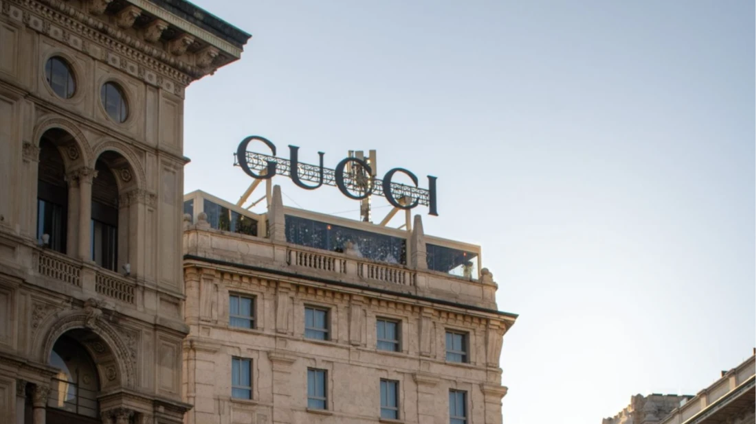 Insegna Gucci su palazzo a Milano