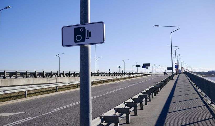una foto di una strada con il simbolo di autovelox