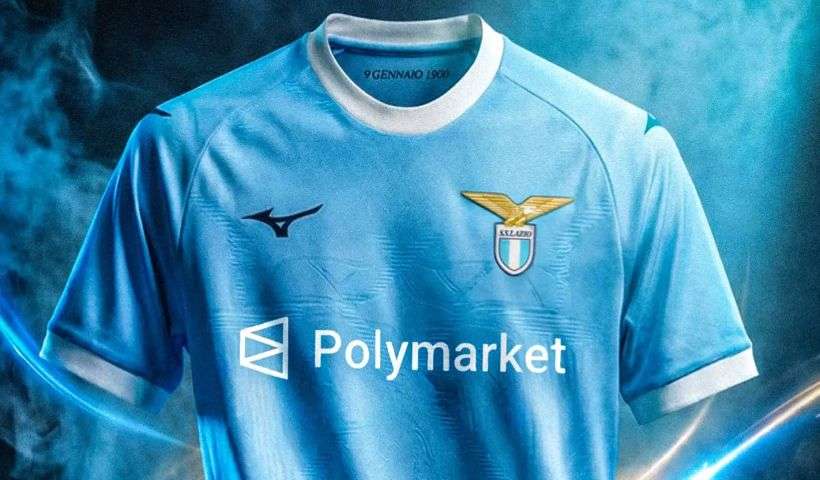 una maglia della Lazio con sponsor Polymarket