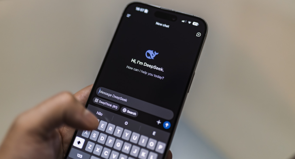 Immagine di uno smarthone con la pagina aperta sul chatbot DeepSeek